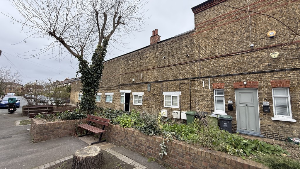 Lot: 5 - FREEHOLD MIXED USE INVESTMENT - External image of side of building from street